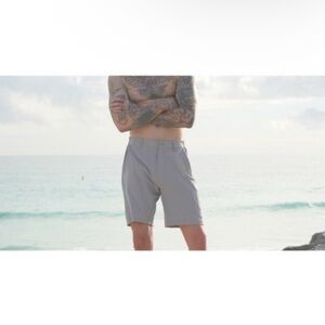 MAD PELICAN WALKING SHORTS IN LIGHT GREY